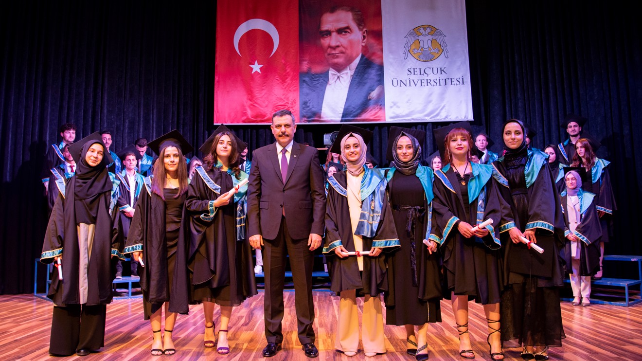 Selçuk Üniversitesi Mimarlık ve Tasarım Fakültesinde mezuniyet heyecanı